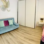 Prime Host Balcony Apartment